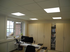 LED-Paneele in Rasterdecke