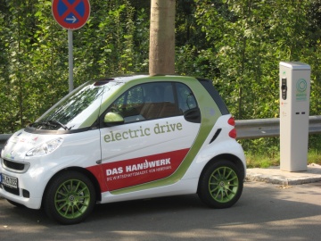 E-Smart mit Ladesäule